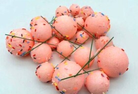 Dortisimo Zapichovací dekorace Koule lososové glitterové s ozdobami různé velikosti (20 ks)