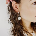 Perlové náušnice Eudora - starožitná mince, sladkovodní perla, Stříbrná Bílá