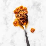 Nicolas Vahé Pikantní mletý česnek v chilli oleji 135 g, žlutá barva, sklo, kov