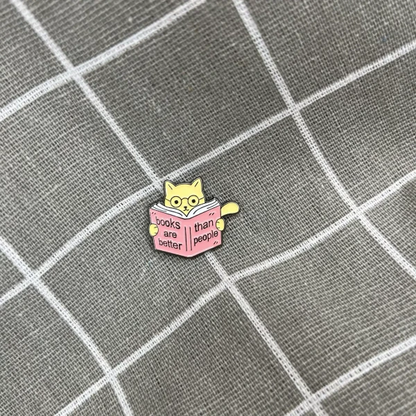 Pinarna.cz Kočička, co si čte knihu "Books are better than people" / "Knihy jsou lepší než lidé"