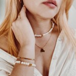 Perlový náramek Alice Gold - srdce, Zlatá 17 cm + 3 cm (prodloužení) Bílá