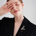 Brož s motivem květin a perlou na černé větvičce, Černá Bílá