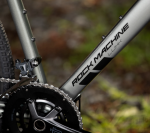 Rock Machine Lukk 40, rám 19" (M), model 2025, barva Gloss Granite Green - ZDARMA dopravné, odborná montáž, seřízení a dárkový poukaz na nákup příslušenství! (Záruka nejlepší ceny! Nakupujte u autorizovaného prodejce!)