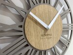 DumDekorace Jednoduché šedé nástěnné hodiny v dřevěném designu