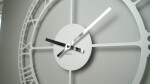 DumDekorace Kovové bílé nástěnné hodiny vintage 50 cm