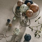 Sada vánočních ozdob ferm LIVING Marble Baubles M 4-pack 1104267189 vícebarevná - ferm LIVING Skleněná vánoční ozdoba Marble 8 cm - set 4 ks, modrá barva, zelená barva, béžová barva, šedá barva, hnědá barva, sklo