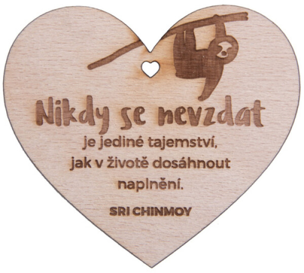 Dřevěné srdíčko Nikdy se nevzdat je jediné tajemství, jak v životě dosáhnout naplnění - Sri Chinmoy