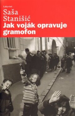 Jak voják opravuje gramofon Saša Stanišič