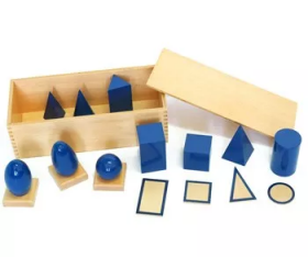 Moyo Montessori Moyo Montessori Geometrická tělesa s podstavci a krabicí
