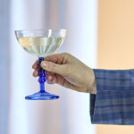 Bloomingville Sklenice na koktejl Noemi Blue Glass 230 ml, modrá barva, sklo