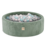 PLUSH NEST PLUSH NEST Zelená hrací sestava s bazénem (3 prvky + suchý bazén Ø 90 × 30 cm) a 200 míčky