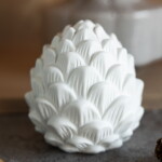 Storefactory Podzimní dekorace Šiška Berghamn 10 cm, bílá barva, keramika