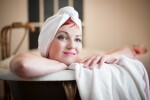 Wellness turban MaryBerry do sauny, bílý s růžovým lemem
