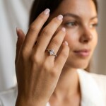 ELENYS Alessia stříbrný rhodiovaný prsten s čirými zirkony 925 Velikost: 8 (EU: 57-58)