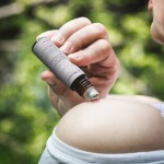Almara Soap Zklidňující roll-on na pokožku Travel & Camp 10 ml, šedá barva, sklo