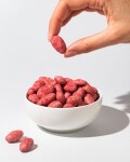 Vilgain Mandle v čokoládě – bílá čokoláda v malinovém prášku 250 g