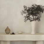 Ferm Living Exkluzivní set: váza Fountain Off White 23 cm + aranžovací kroužek Hanataba, bílá barva, krémová barva, keramika