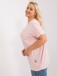 Světle růžová jednobarevná halenka plus size s nášivkou