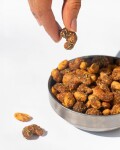 Vilgain Směs karamelizovaných nepražených ořechů – med a rozmarýn Arašídy s mixem ořechů 250 g