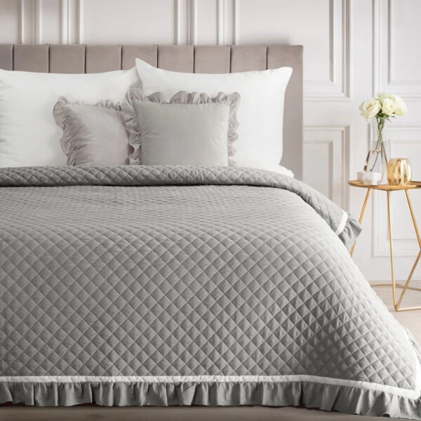 DumDekorace Prošívaný šedý přehoz s volánem Šířka: 170 cm | Délka: 210 cm