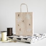 Fine Little Day Dárková taška Skiers Beige, béžová barva, papír