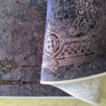 DumDekorace Moderní koberec s ornamentálním rámem - šedohnědý Šířka: 80 cm | Délka: 150 cm