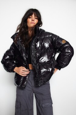 Trendyol černý nadměrný lesklý vodoodpudivý nafukovací kabát kapucí
