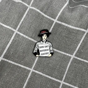 Pinarna.cz Žena s nápisem - Same sh*t different century / Stejné sr*čky, jiné století