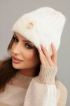 Dámská pletená čepice z viskózy nadýchaná s ozdobným kovovým knoflíkem ecru UNI