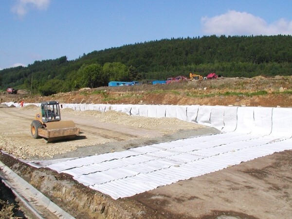 Drenážní geokompozit geotextilií Interdrain tloušťka mm; geotextilie 120 g/m² m²]