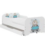 DumDekorace Roztomilá dětská postel pro kluka s lvíčkem v autě 160 x 80 cm