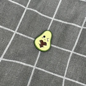 Pinarna.cz Mrkající avokádo objímající svou pecku ve tvaru srdíčka