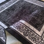 DumDekorace Elegantní černý koberec s ornamentálním okrajem Šířka: 160 cm | Délka: 220 cm