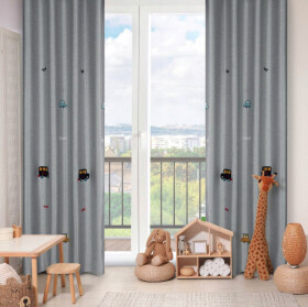 Šedý dětský závěs na kruhy s výšivkou autíček Šířka: 140 cm | Délka: 250 cm