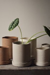 Ferm Living Květináč s podmiskou Uneru Recycled Ceramic 13 cm, hnědá barva, keramika