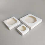 Cake star krabička bílá s okénkem nízka 9x9x3,5cm