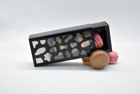 Cake star Krabička na makronky černá se vzorovým okénkem 13x6x4cm (na 4 kusy)