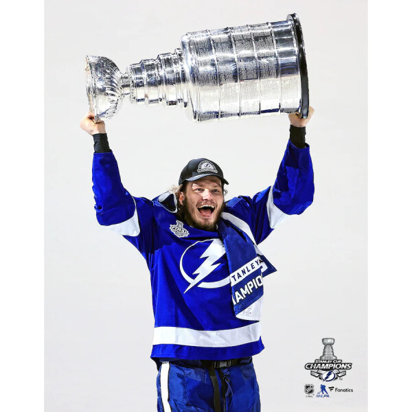 Fanatics Fotografie Mikhail Sergachev Tampa Bay Lightning NHL 2021 Stanley Cup Champions Raising Cup Photograph 8" x 10"