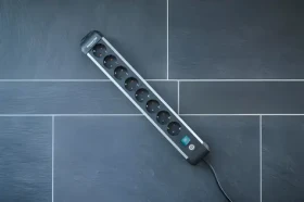 Brennenstuhl Premium Alu-Line černá/stříbrná / Prodlužovací kabel / 8 zásuvek / 3 m / vypínač (1391030800)