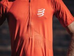 Běžecké tričko Compressport TRAIL HALF-ZIP FITTED SS TOP RED CLAY Velikost textilu: S