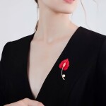 Luxusní brož ve tvaru toulitky s perlou a zirkony, Červená