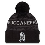 New Era Pánská zimní čepice Tampa Bay Buccaneers NFL 2026 Salute To Service Cuffed Knit Hat with Pom