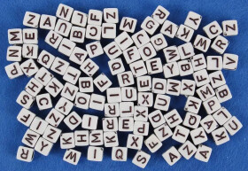 Korálky písmenka kostky 6mm, 30g - bílé