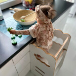 PLUSH NEST PLUSH NEST Dřevěná učící věž / Kuchyňský pomocník 3 nastavení výšky, bílá, s motivem mráčku