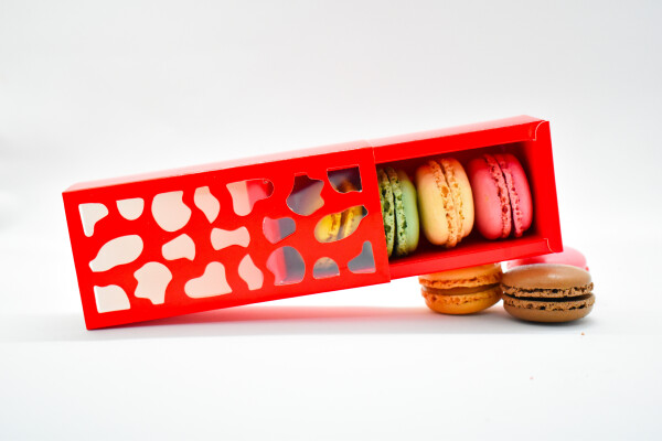 Cake star Krabička na makronky červená se vzorovým okénkem 13x6x4cm (na 4 kusy)