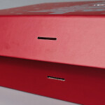 Cake star Elegantní dárková krabice červená s magnetem a stuhou 28x21x9,5cm