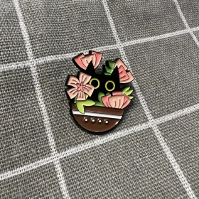 Pinarna.cz Černá kočička schovaná v růžových kytičkách