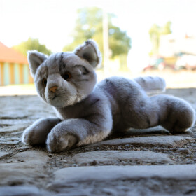 Plyšová kočka šedá ležící 30 cm ECO-FRIENDLY