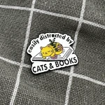 Pinarna.cz Spící kočka na knížce - Easily distracted by cats & books / Snadno se nechám rozptýlit kočkami & knihami