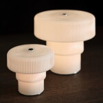 Ferm Living Skleněná stolní LED lampička Ripple White Large, bílá barva, sklo
